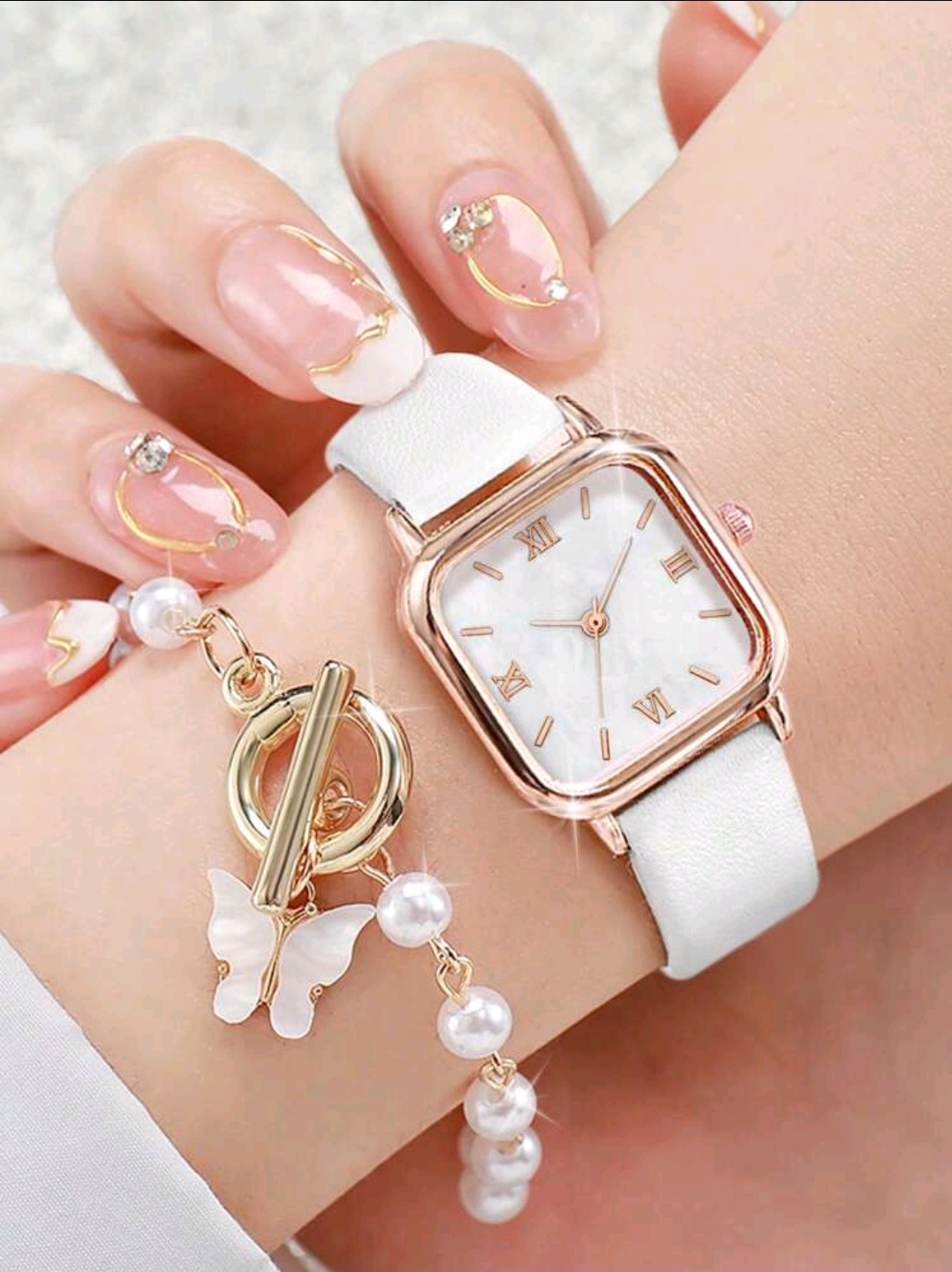 RELOJ CUADRADO CON CORREA BLANCA  NUMERO ROMA Y PULSERA DE PERLA CON DIJE DE MARIPOSA  R13